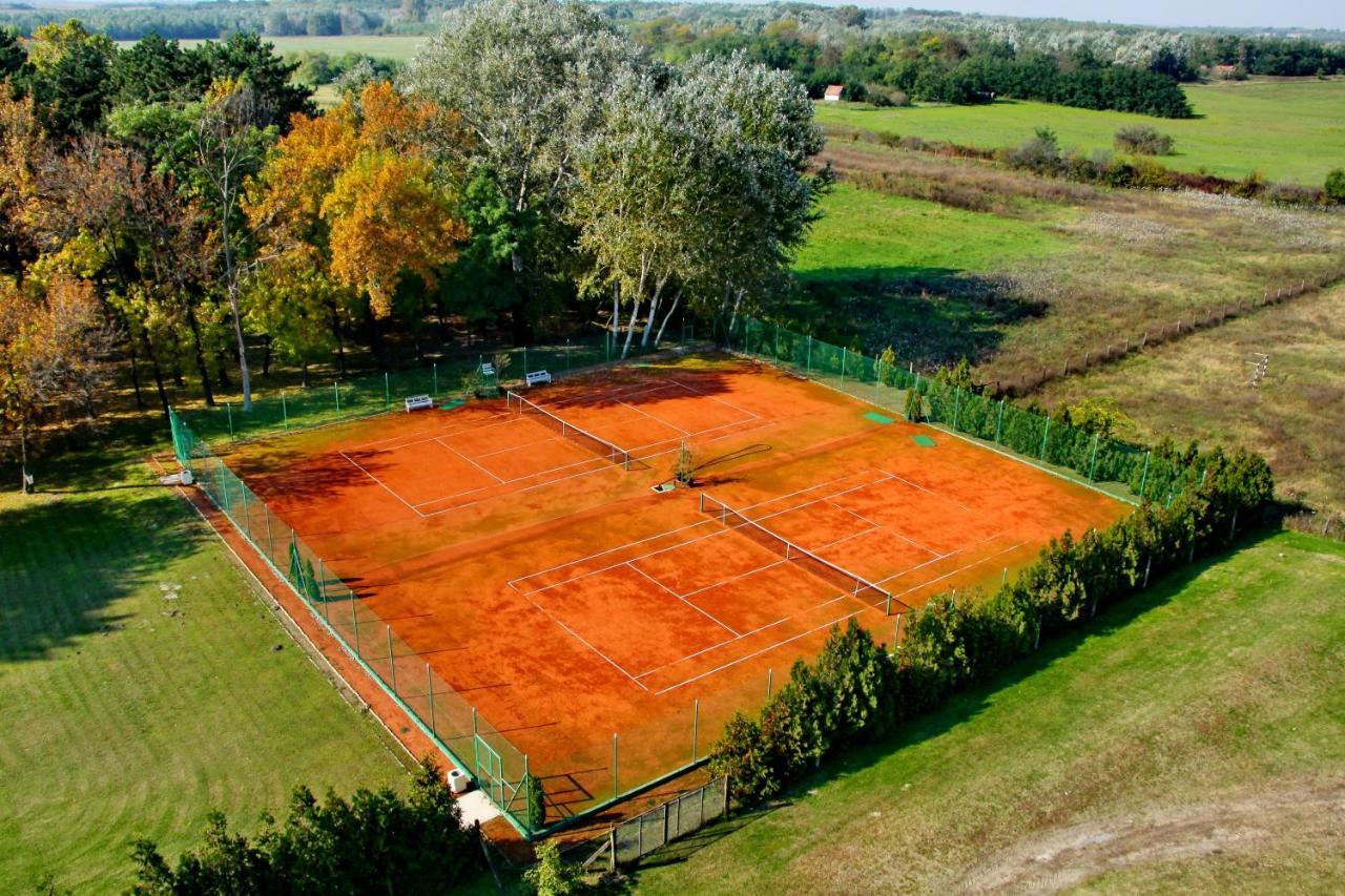 Hotel Villa Majur Subotica Buitenkant foto